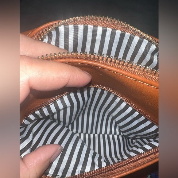 Brown Saddle Vegan Leather Crossbody Bag with Two outside zip pockets - Picture 4 of 4